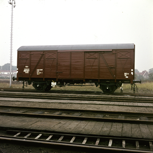 883071 Afbeelding van de gesloten goederenwagen 01 84 127 0 541-2 (type Gs) van de N.S. met de nieuwe ...